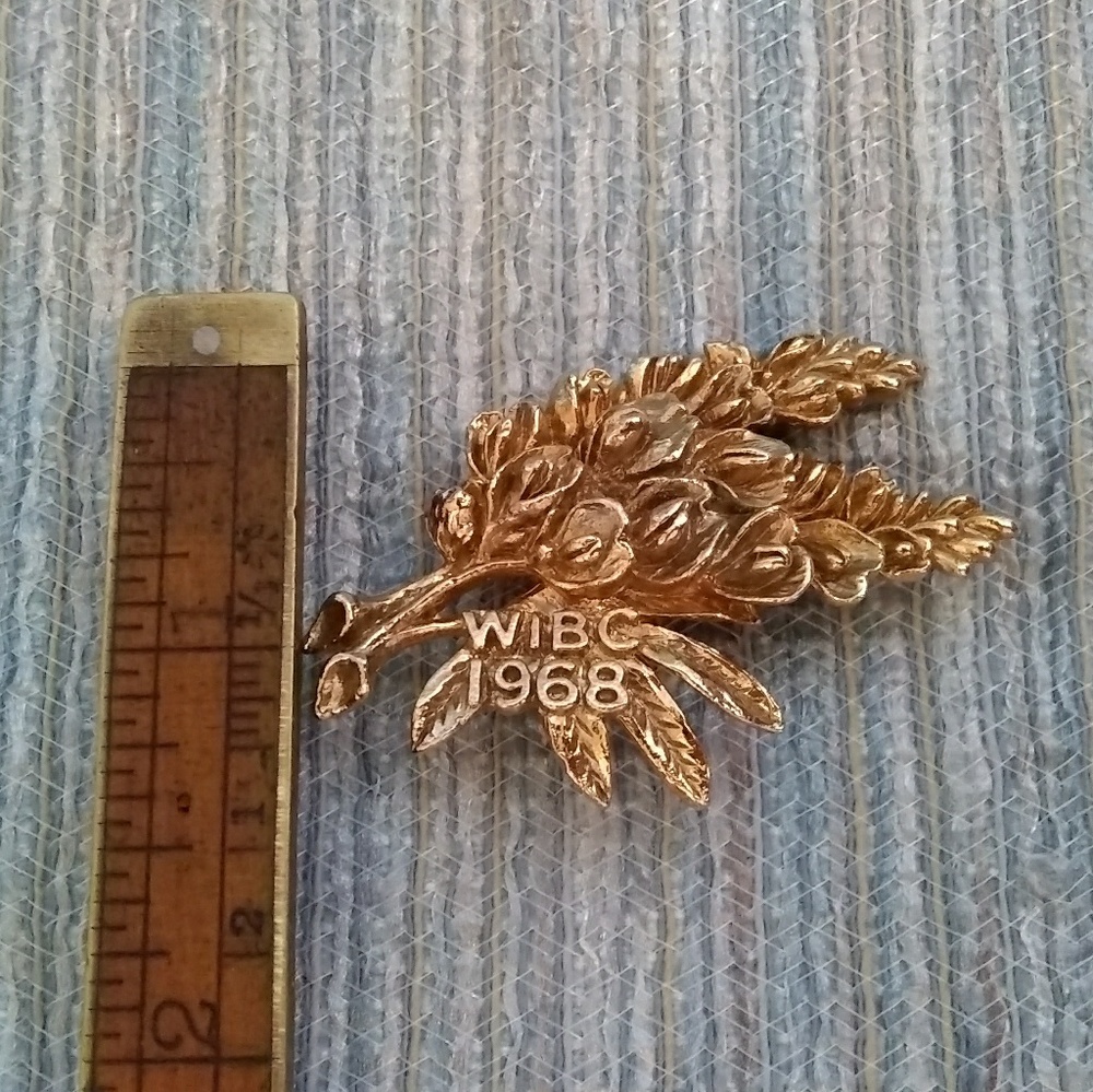 Vintage Bonnets '68 WIBC Flower Brooch Vintage Bowling Congress Gold Tone Metal - Picture 6 of 7